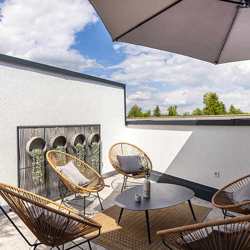 Terrasse mit Sitzmöbeln