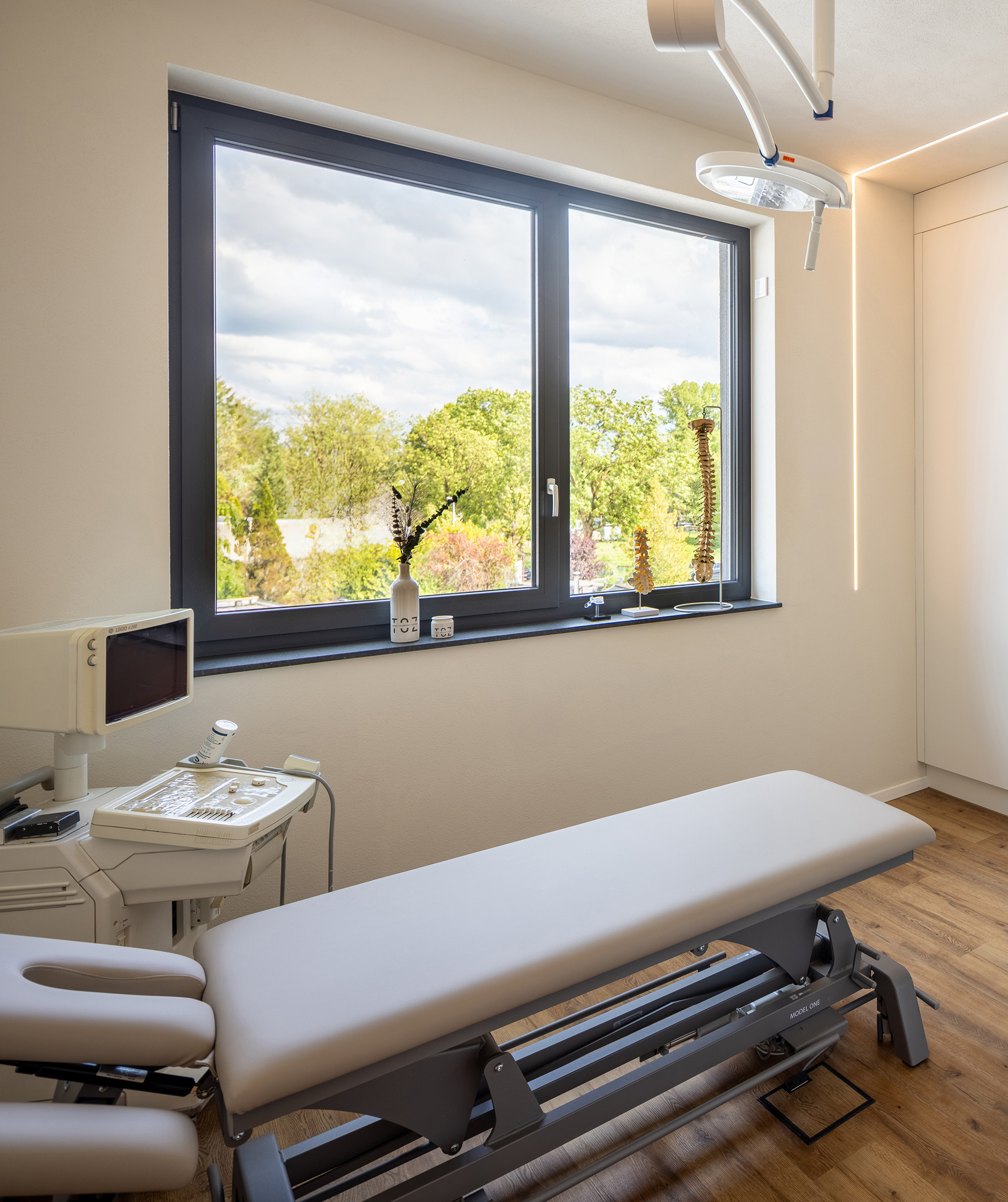 Behandlungszimmer mit Liege